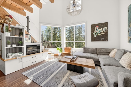 Fully Renovated Penthouse Loft w/ Bike Storage and Central Air Conditioning