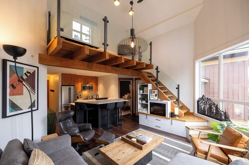 Fully Renovated Penthouse Loft