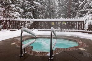 Outdoor spa tub - Fully Renovated Penthouse Loft (Fernie)
