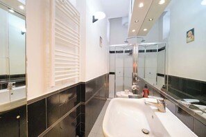 Shower, hair dryer, towels, shampoo