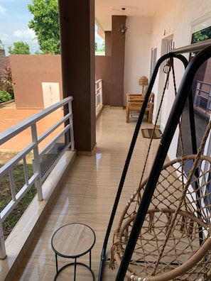 Deluxe-kattohuoneisto, parveke, näköala puutarhaan | Terassi/patio