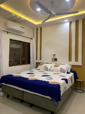 Deluxe-kattohuoneisto, parveke, näköala puutarhaan | Silitysrauta/-lauta, ilmainen Wi-Fi