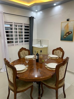 Attico Deluxe, balcone, vista giardino | Area soggiorno