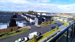 Un quartier résidentiel avec des maisons modernes, une route et un parking.