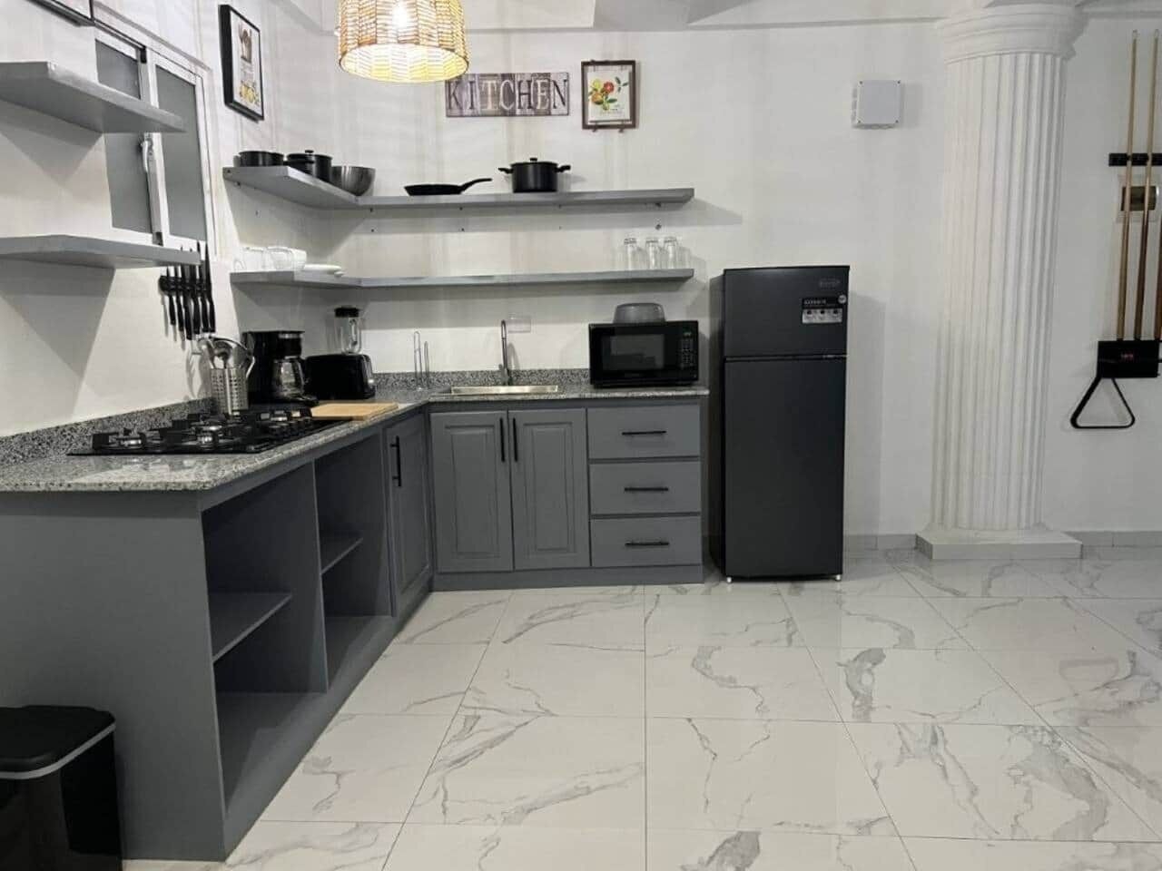 Kühlschrank, Mikrowelle, Herdplatte, Toaster