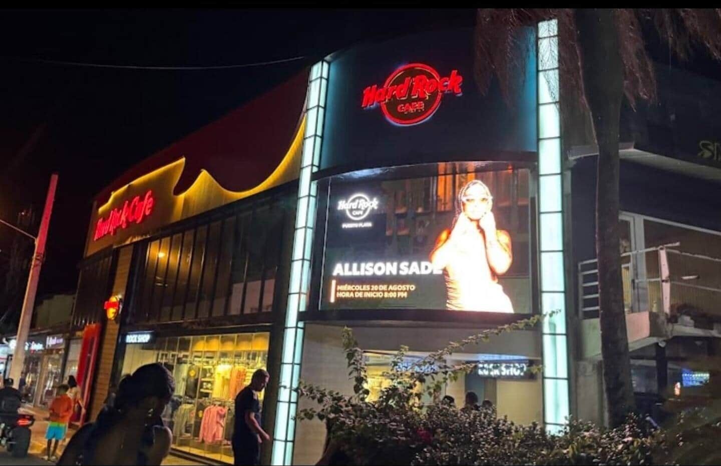 En Hard Rock Cafe med et stort reklameskilt, der reklamerer for Allison Sade.