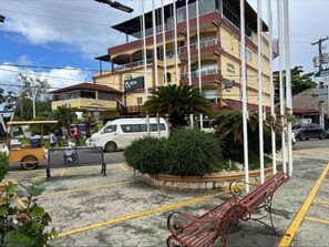 المنطقة المحيطة بالمنشأة