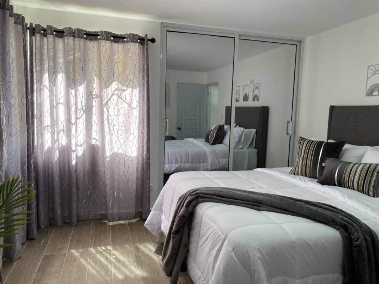 Tallelokero huoneessa, silitysrauta/-lauta, Wi-Fi, vuodevaatteet