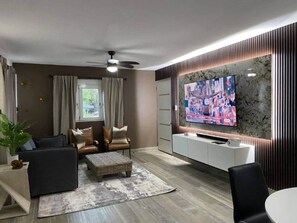 Een televisie en een stereo