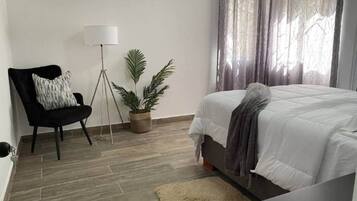 Een kluis op de kamer, een strijkplank/strijkijzer, wifi, beddengoed