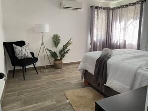 Een kluis op de kamer, een strijkplank/strijkijzer, wifi, beddengoed