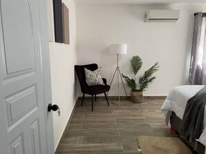 خزنة داخل الغرفة ومكواة/لوح كي وواي فاي وملاءات أسرّة