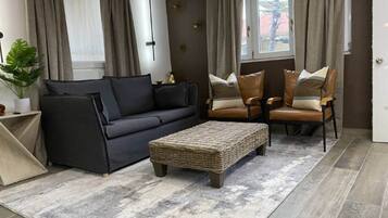 Een televisie en een stereo