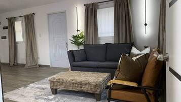 Een televisie en een stereo