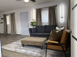 Een televisie en een stereo