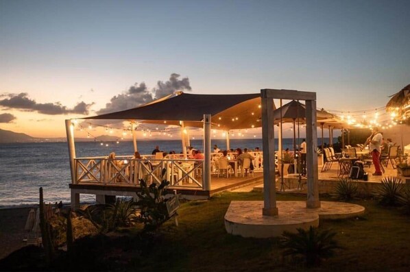 تناول الطعام بالخارج