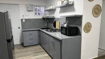 Een koelkast, een magnetron, een kookplaat, een broodrooster