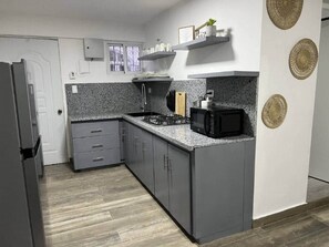 Kjøleskap, mikrobølgeovn, kokeplater og brødrister