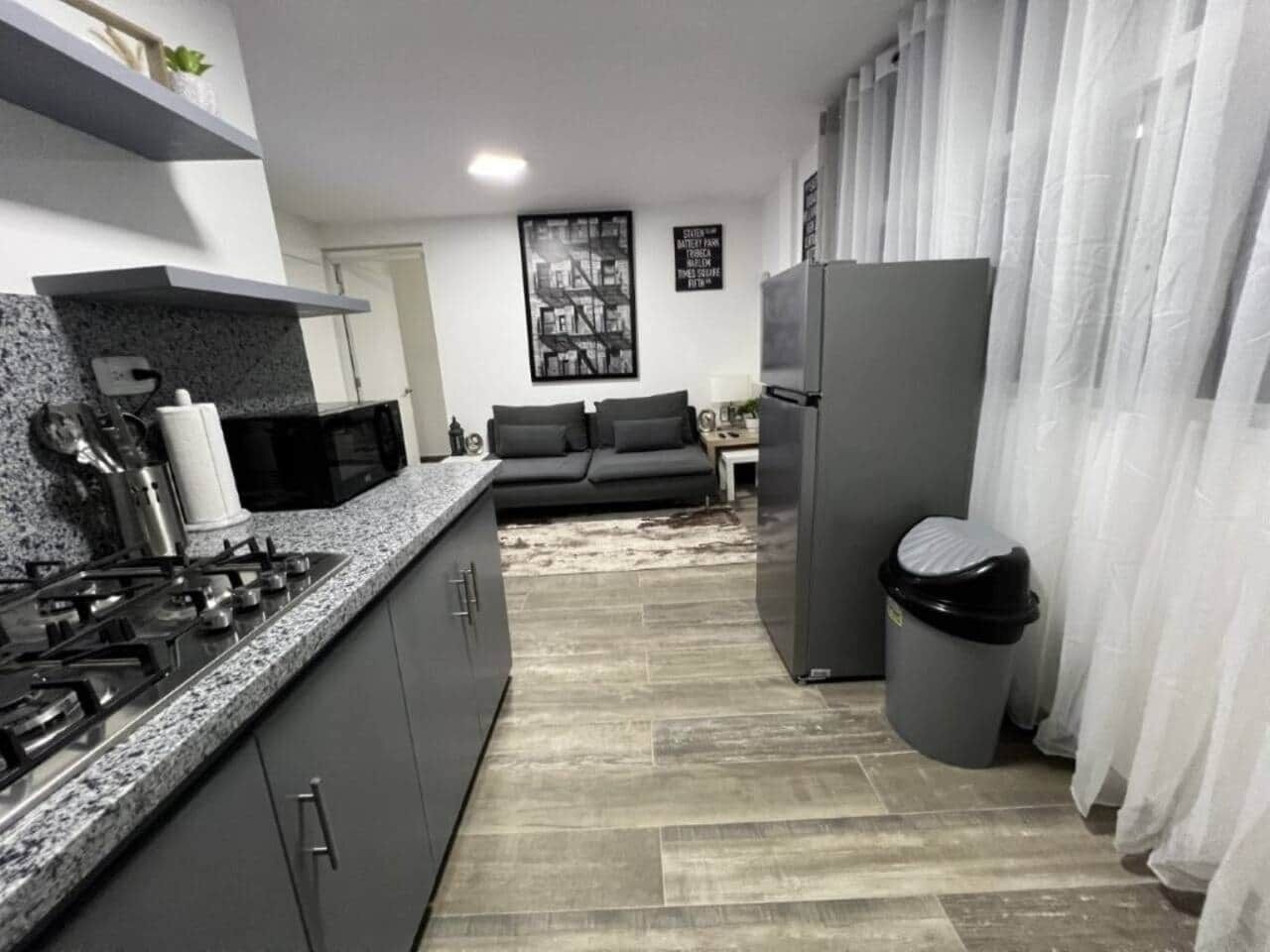 Réfrigérateur, micro-ondes, plaque de cuisson, grille-pain