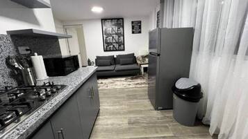 Réfrigérateur, micro-ondes, plaque de cuisson, grille-pain