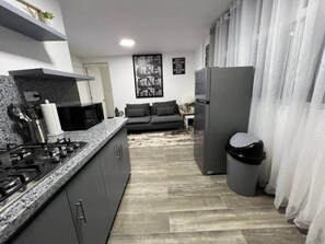 Kylskåp, mikrovågsugn, spishäll och brödrost