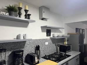 ثلاجة، ميكروويف، موقد طهي مسطح، محمصة خبز