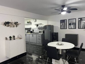 Réfrigérateur, micro-ondes, plaque de cuisson, grille-pain