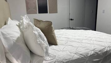 Een kluis op de kamer, een strijkplank/strijkijzer, wifi, beddengoed