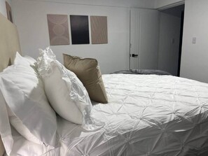 Een kluis op de kamer, een strijkplank/strijkijzer, wifi, beddengoed