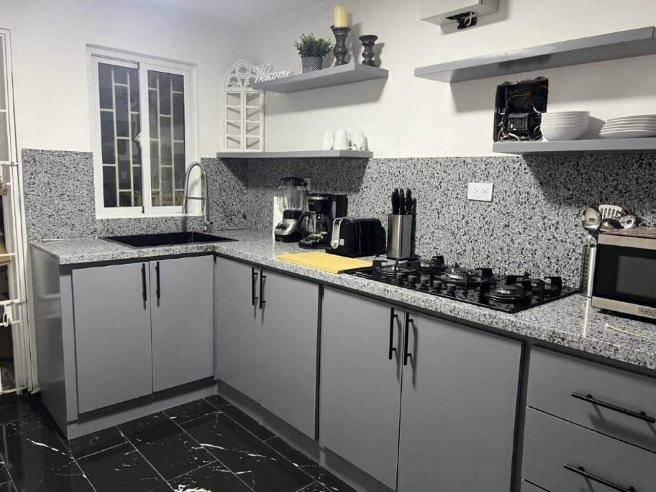 Een koelkast, een magnetron, een kookplaat, een broodrooster