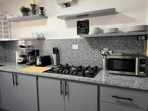 Een koelkast, een magnetron, een kookplaat, een broodrooster