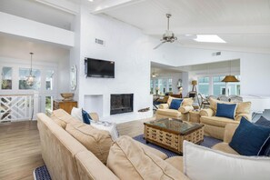 Nhà, nhiều giường, bếp, quang cảnh biển | Khu phòng khách