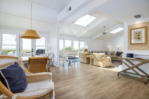 House, Multiple Beds, Kitchen, Ocean View | Living area - 715 Winter Trout (Fripp Island)