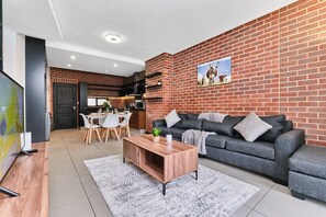 TV - 001 The Vantage - Stylish 2BR Apt steps from Mall, Gautrain & Great Restaurants (Johannesburg)
