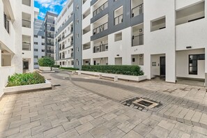 Exterior - 001 The Vantage - Stylish 2BR Apt steps from Mall, Gautrain & Great Restaurants (Johannesburg)