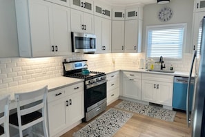 Fridge, microwave, oven, stovetop - Rental near beach, 3 houses to boardwalk (Point Pleasant Beach)