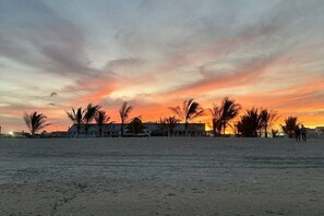 Nær stranden, solsenger og strandhåndklær