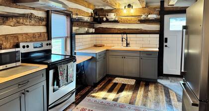 Civil War-era Log Farmhouse near Historic Gettysburg for 8 Guests