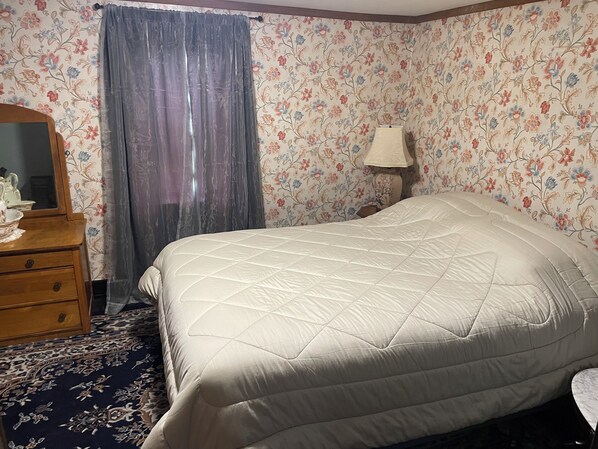 4 عدّة غرف نوم ومكواة/لوح كي وخدمة الإنترنت وملاءات أسرّة