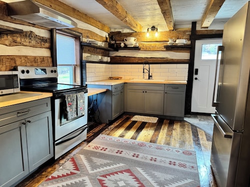 Civil War-era Log Farmhouse near Historic Gettysburg for 8 Guests