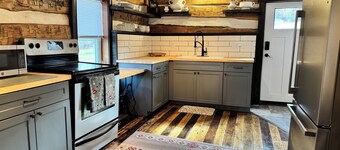 Civil War-era Log Farmhouse near Historic Gettysburg for 8 Guests