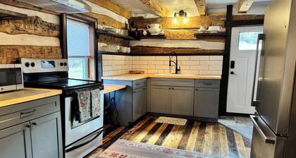 Civil War-era Log Farmhouse near Historic Gettysburg for 8 Guests