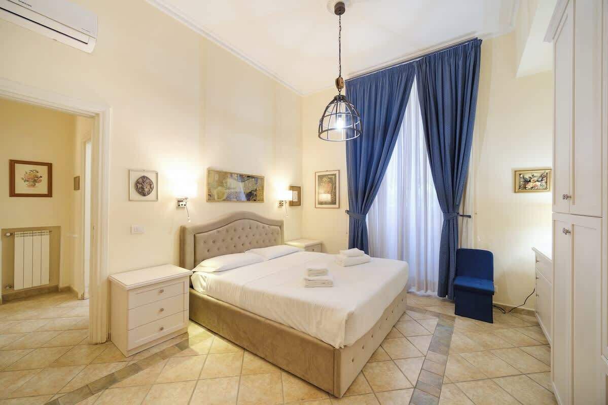 1 chambre, bureau, fer et planche à repasser, lit parapluie