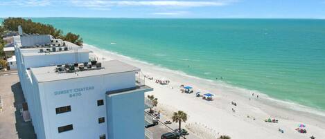 Plage, chaises longues, serviettes de plage