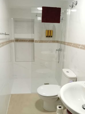 Classic-Doppelzimmer, Balkon | Verdunkelungsvorhänge, kostenloses WLAN, Bettwäsche