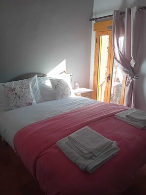 Double Room, Balcony | Blackout drapes, free WiFi, bed sheets - Casa Rural La Palmera (Jumilla)