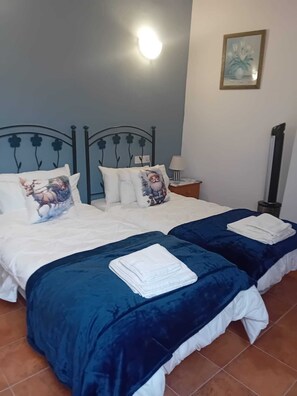 Twin Room | Blackout drapes, free WiFi, bed sheets - Casa Rural La Palmera (Jumilla)