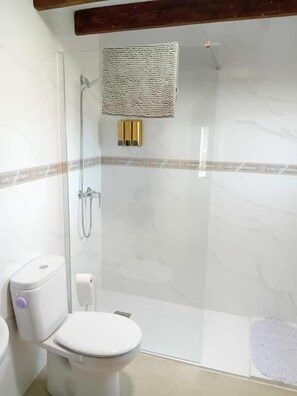 Deluxe tweepersoonskamer | Badkamer | Een douche, een haardroger, pantoffels, handdoeken