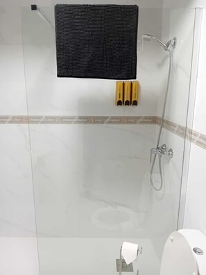 Cortinas blackout, wifi gratis y ropa de cama 