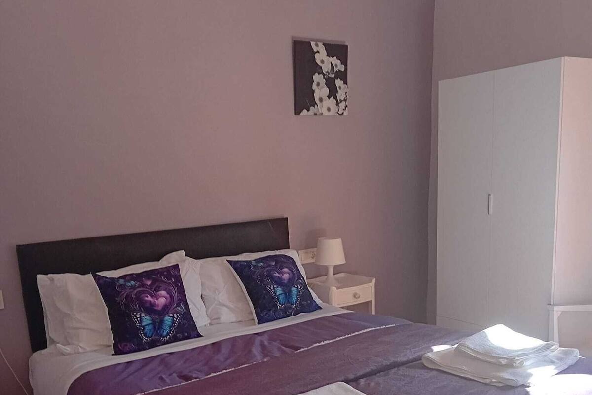 Deluxe tweepersoonskamer | Een bureau, verduisterende gordijnen, gratis wifi